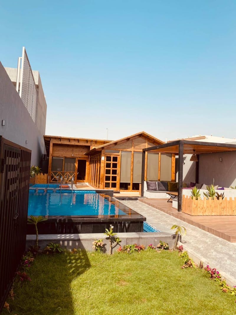 كوخ ريفي ذو إطلالة على الحديقة والمسبح