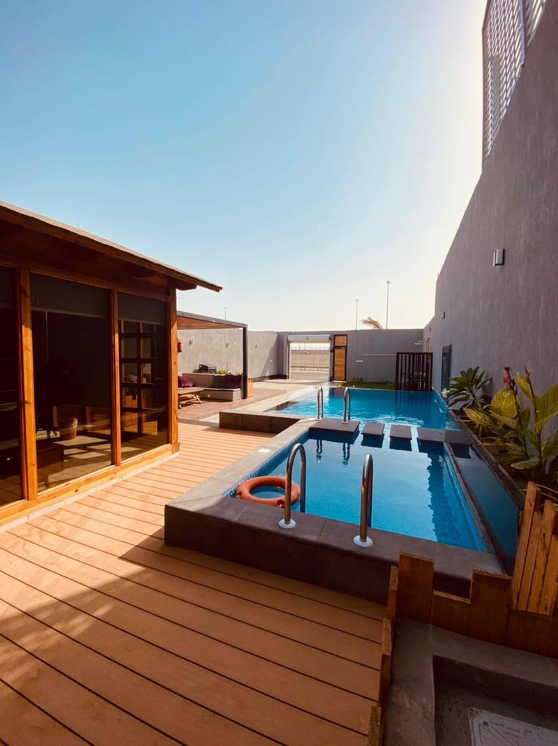 كوخ ريفي ذو إطلالة على الحديقة والمسبح