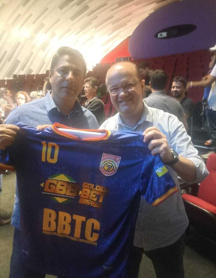Tony Montalvão entrega a nova camisa do Sete de Dourados ao BARBOSINHA Vice Governador do MS.