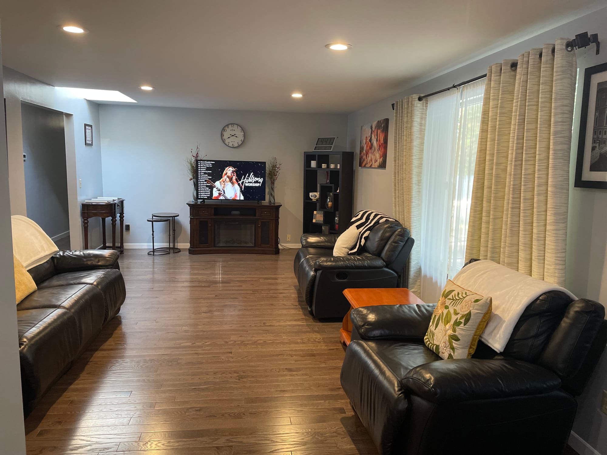 Spacious & Beautiful Living Room