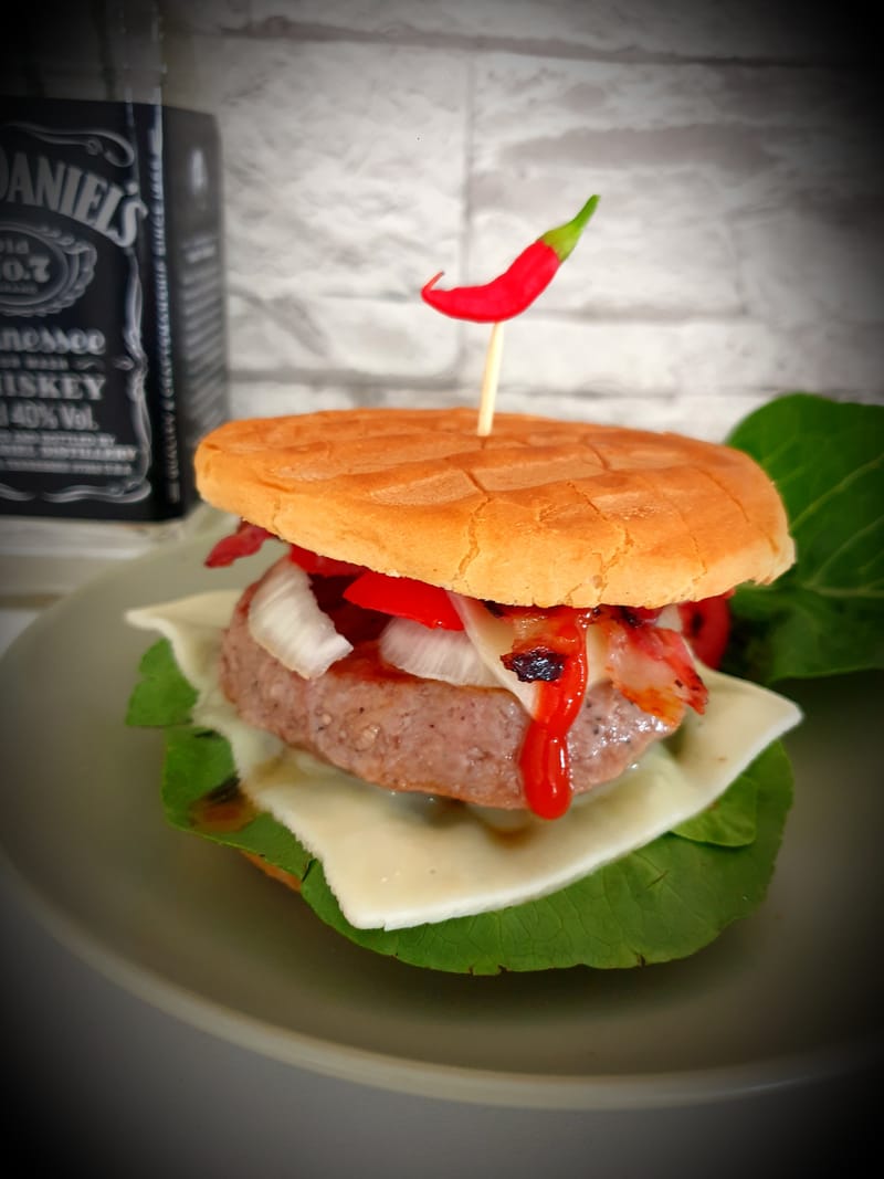 Chillicheeseburger mit Pommes