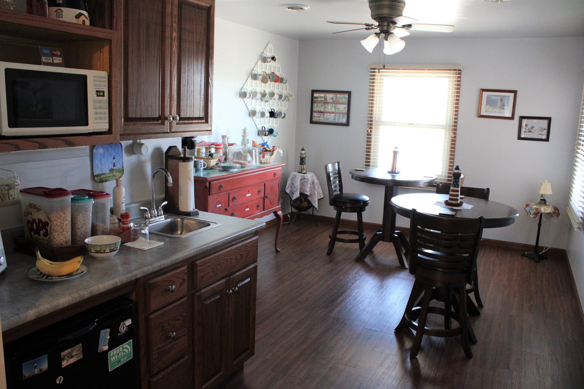 Kitchenette & Dining Area