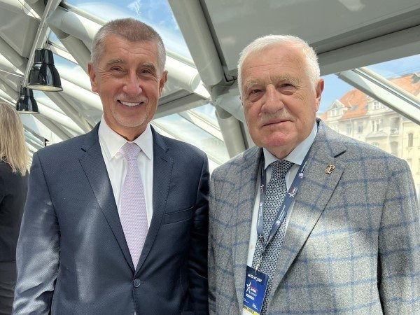 Annäherung zwischen Babiš und Klaus auf Budapester Rechtsparteien-Treffen