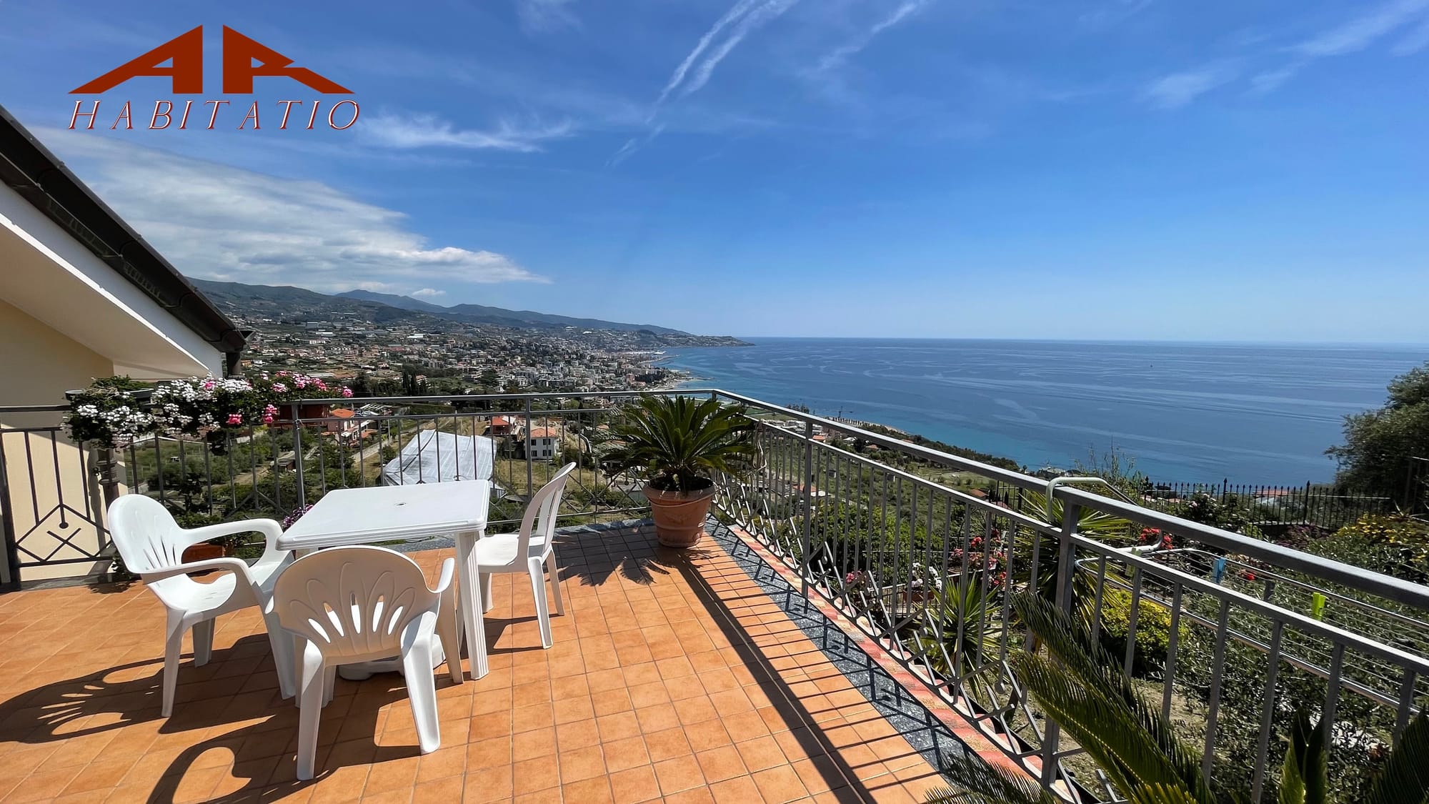 VILLA SU TRE LIVELLI CON IMPRENDIBILE VISTA PANORAMICA SUL GOLFO DI SANREMO