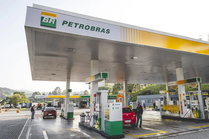 Redução no preço do litro da gasolina começa a valer nesta terça-feira (16)