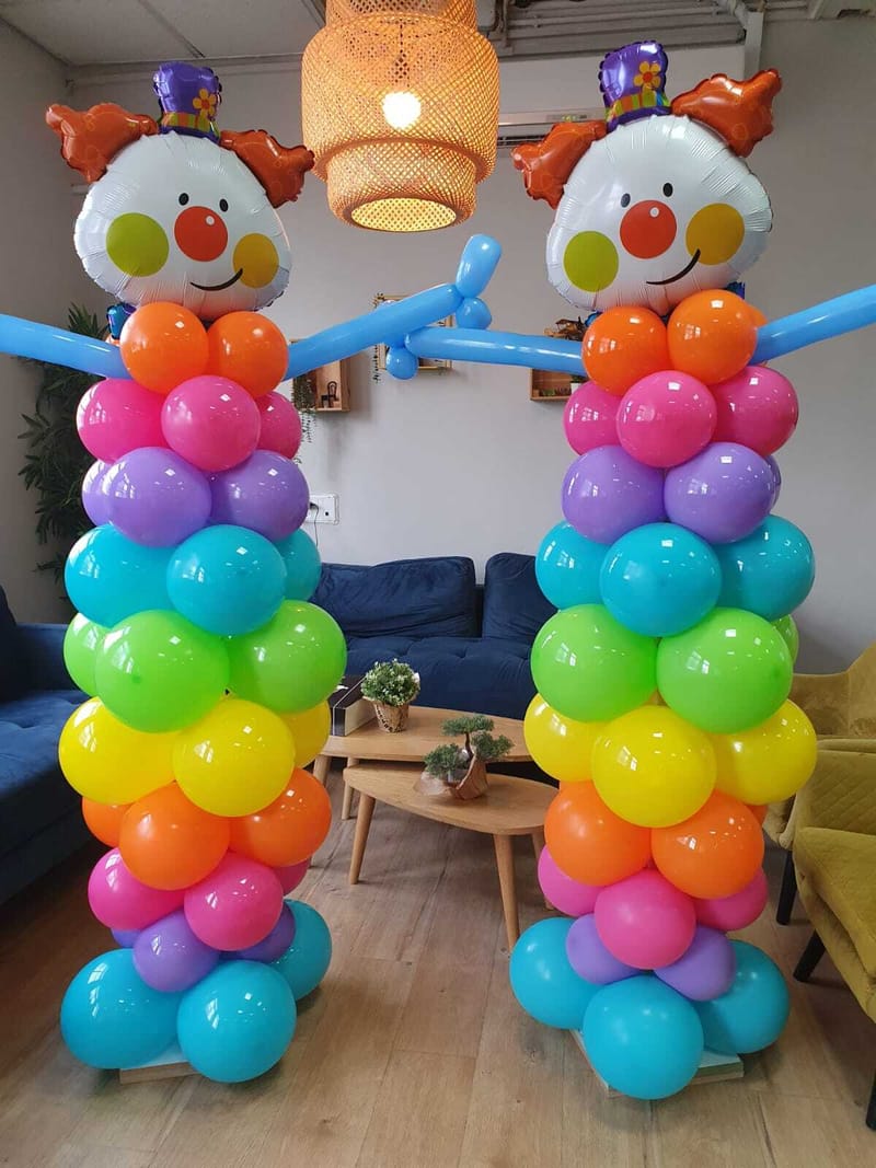 שער בלונים | עמוד דקורטיבי בהדפסה אישית | אלמנט מיוחד לעסק | דמות מבלונים