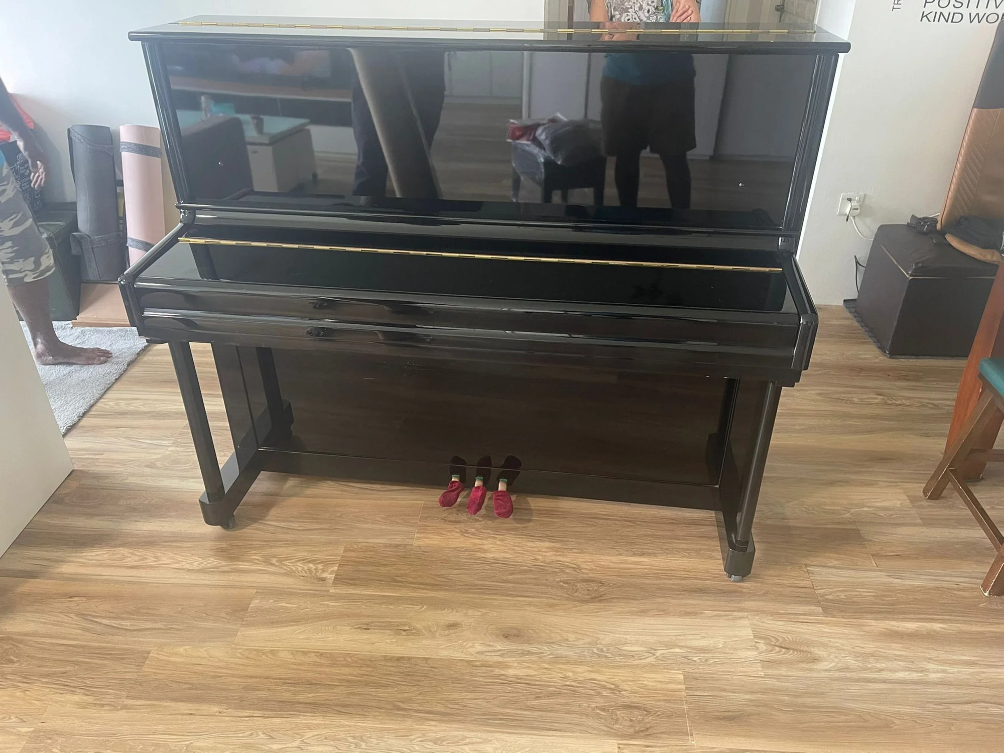 black piano