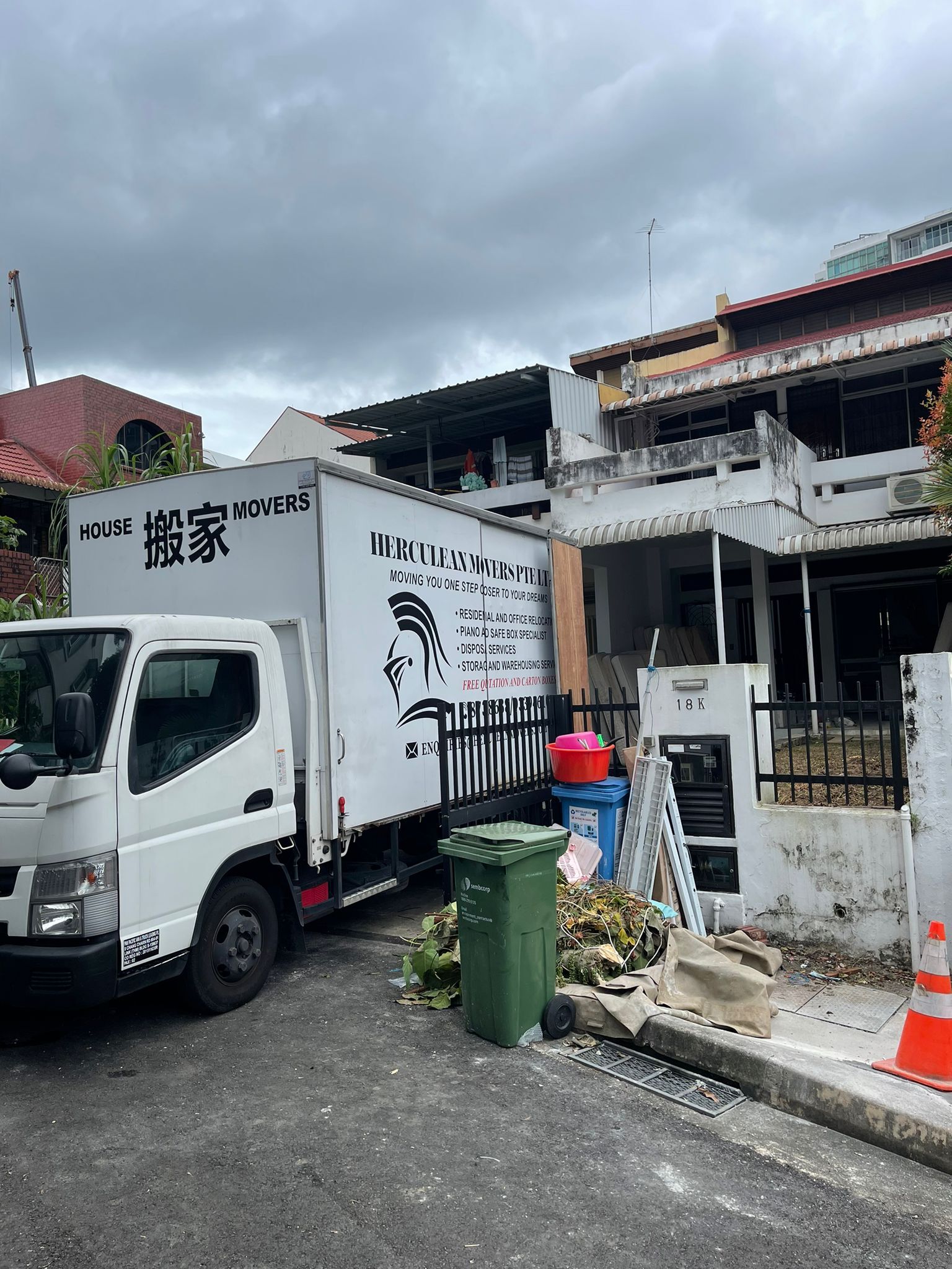 home mover truck in driveway