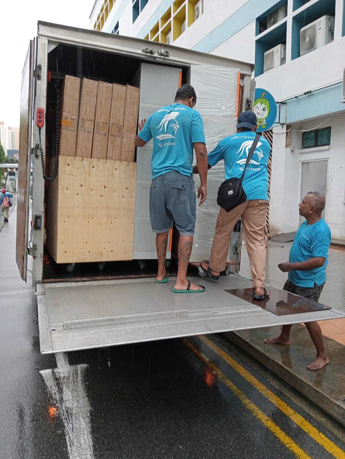 locker getting load by movers