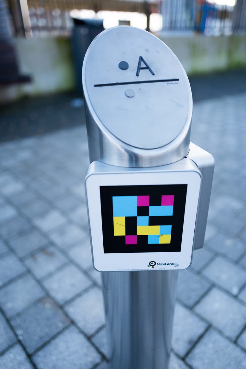 Braille paal met Navilens QR code