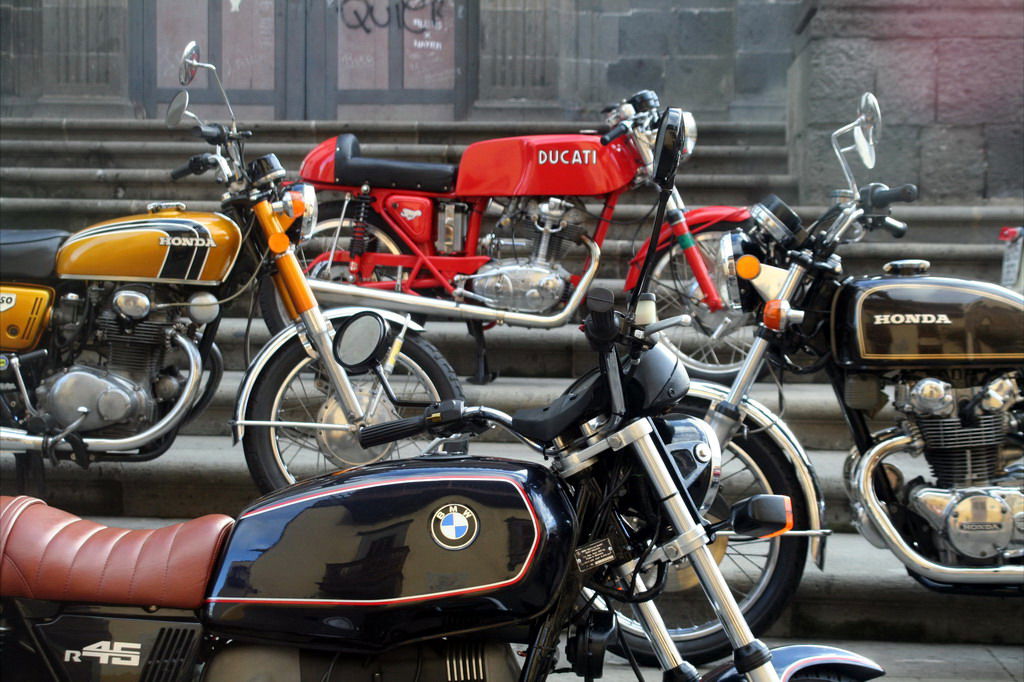 AUTOMOVILES  Y MOTOCICLETAS CLASICAS