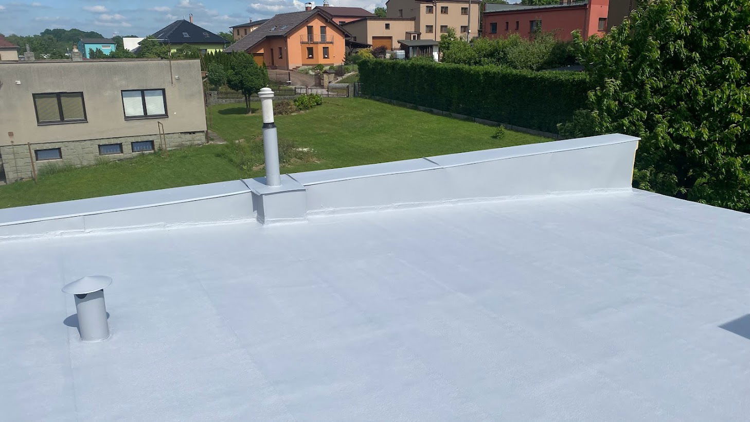 Nátěr rovné střechy v Brušperku, hydroizolačním nátěrem s UV filtrem