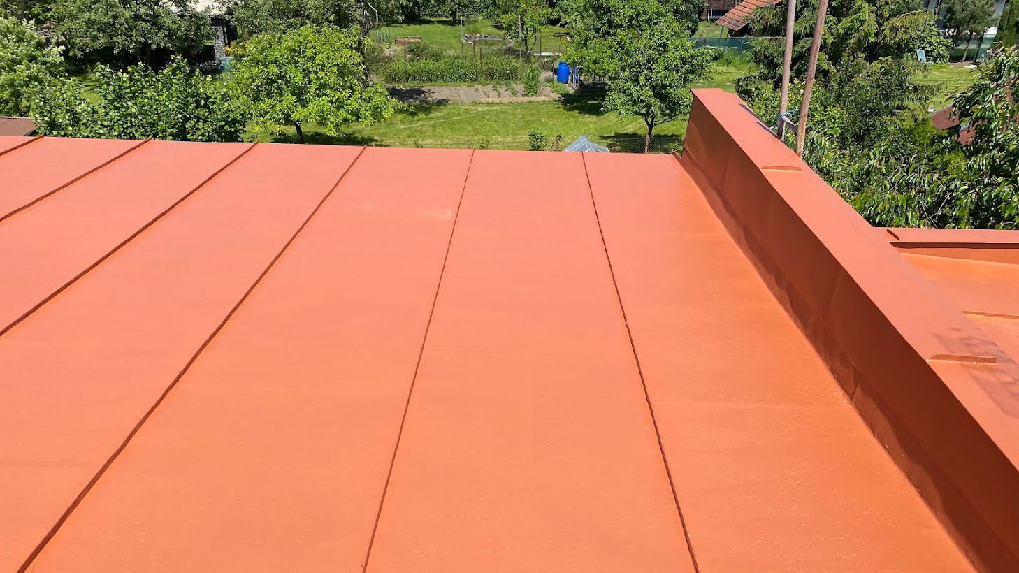 Finální nátěr střechy v Brušperku odstín cihlově červená