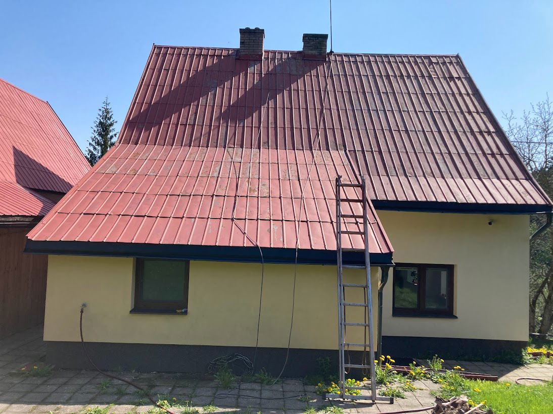 Vyčištěná střecha před nátěrem v obci Bílá