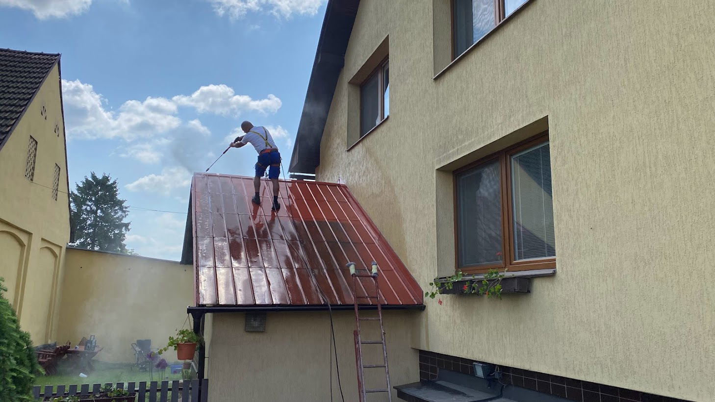 Čištění a odmaštění střechy ve Staré Bělé