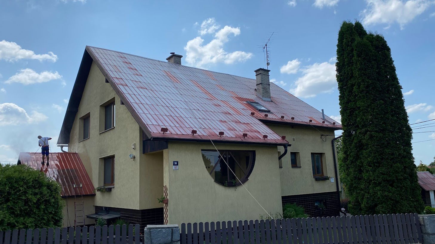 Očištěná a odmaštěná střecha ve Staré Bělé