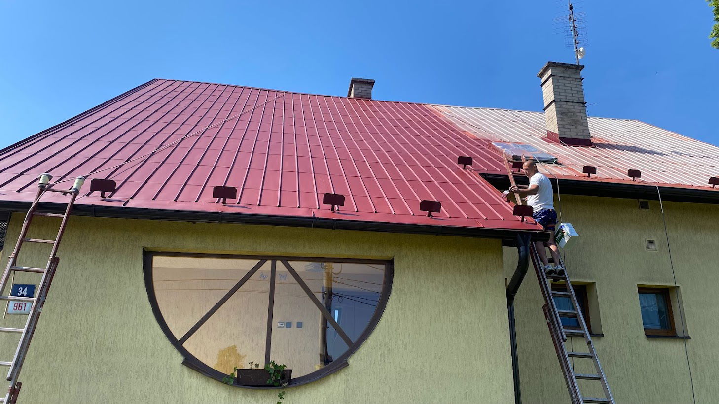 Základní nátěr alutekové střechy ve Staré Bělé