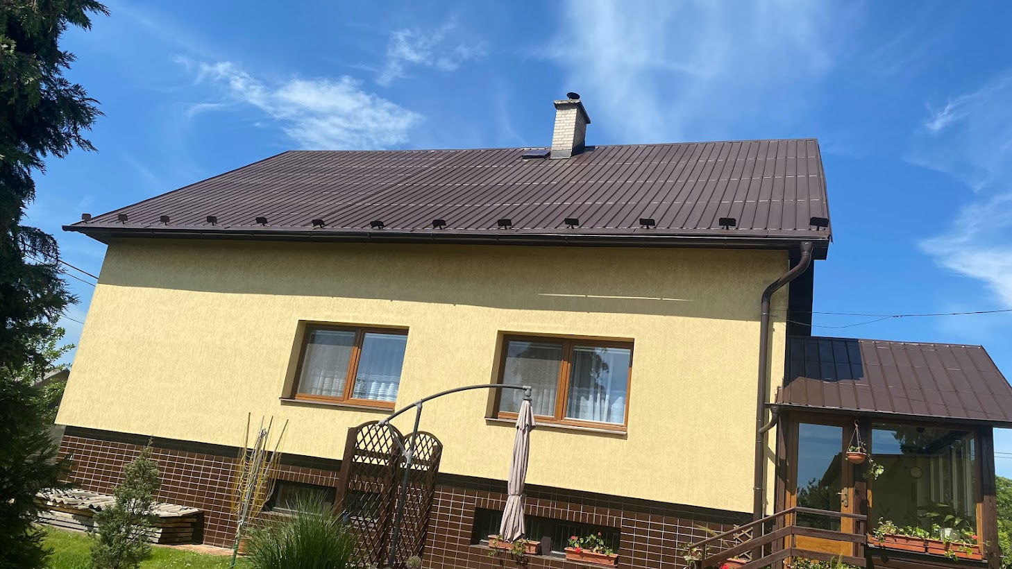Natřená střecha v odstínu palisandr ve Staré Bělé