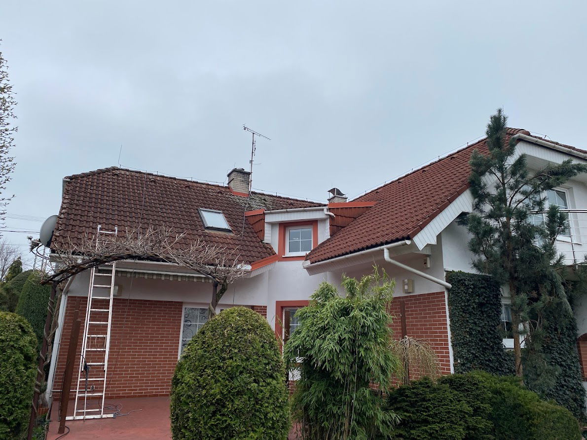 Mech, černá plíseň a letité nečistoty na betonové střeše ve Sviadnově