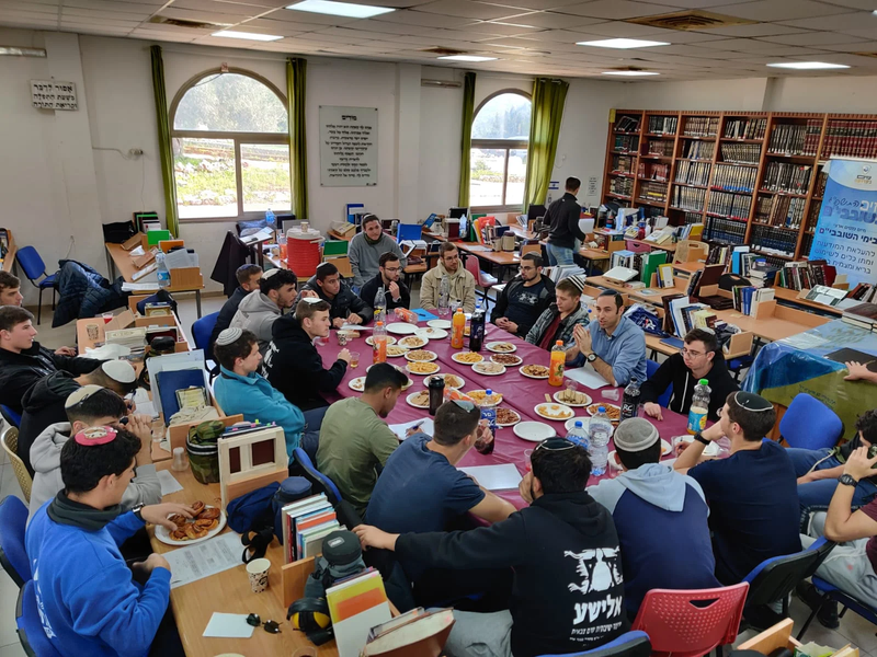 שיעורים במכינות, ישיבות ומדרשות