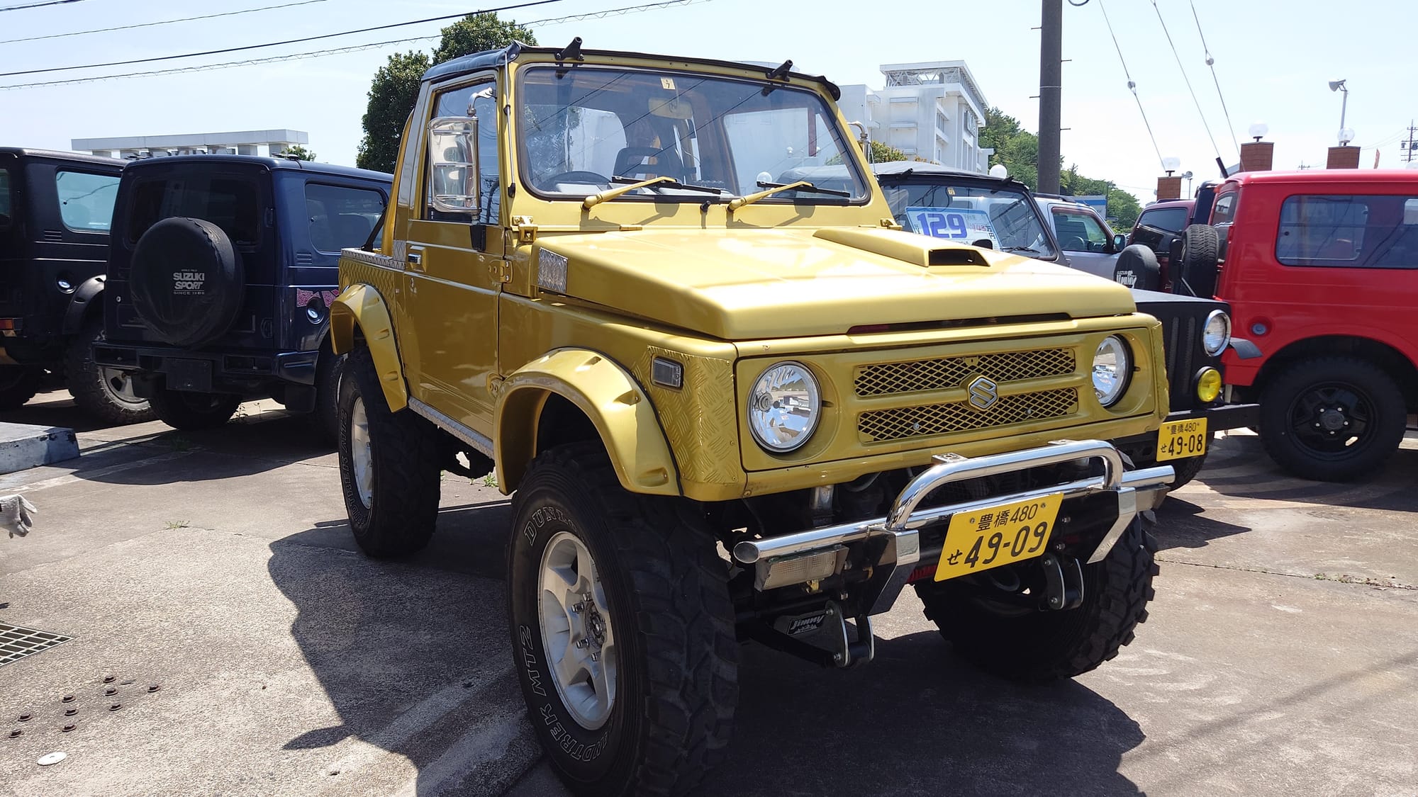 迫力満点の黄金ジムニー