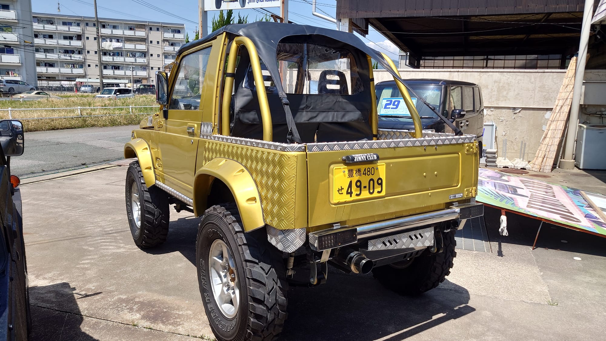 迫力満点の黄金ジムニー