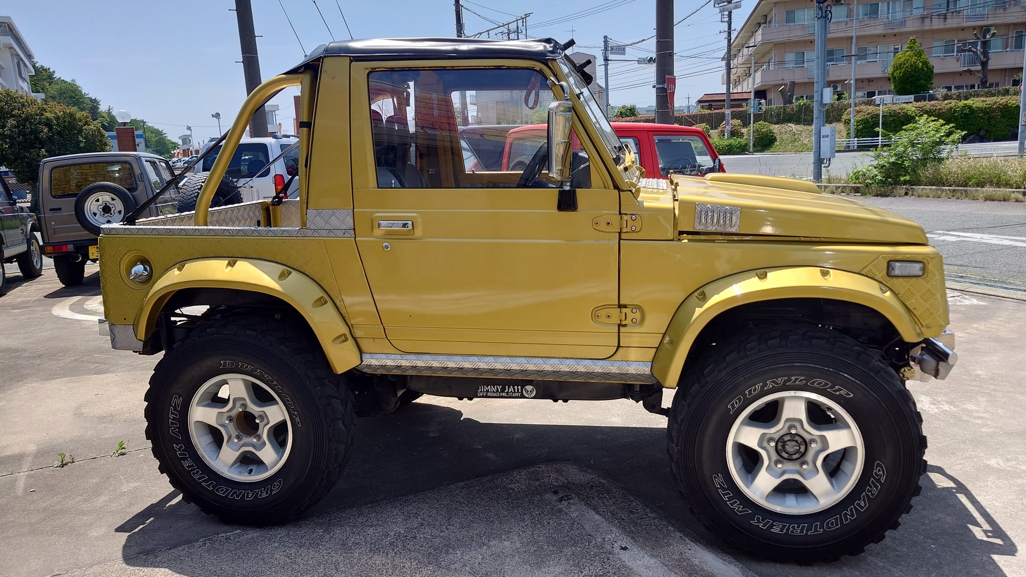 迫力満点の黄金ジムニー