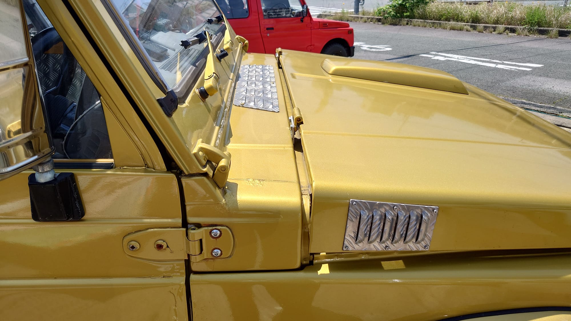 迫力満点の黄金ジムニー