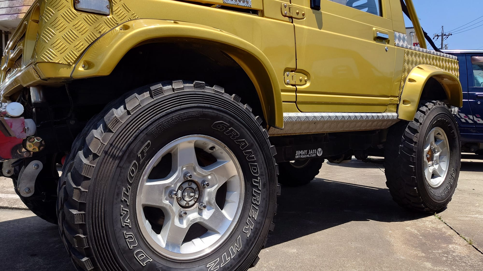 迫力満点の黄金ジムニー