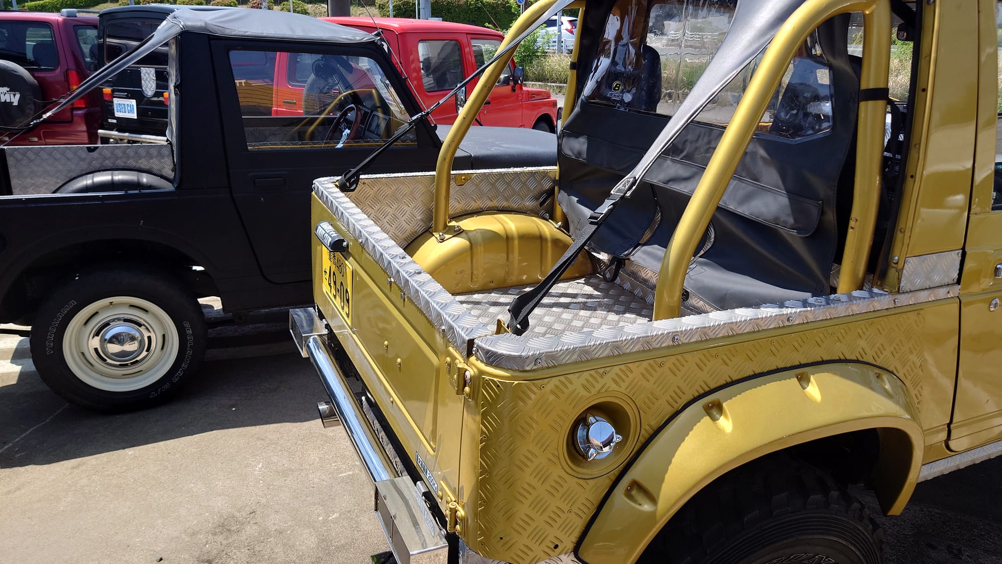 迫力満点の黄金ジムニー