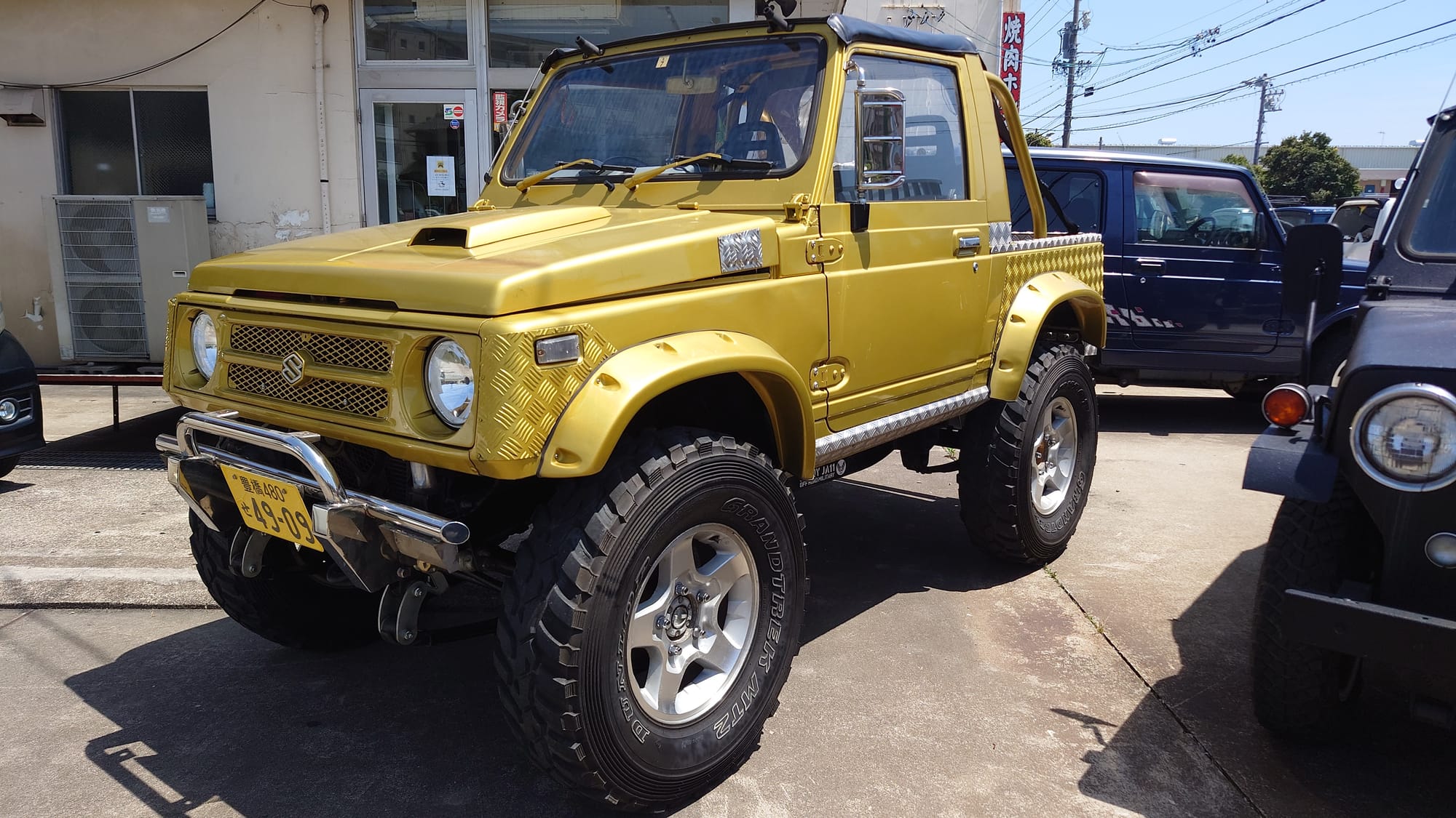 迫力満点の黄金ジムニー