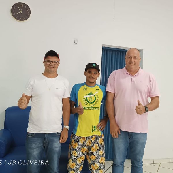 Velocista de Divinópolis do Tocantins que venceu competição em Araguaína é recebido pelo prefeito e secretário de Esportes