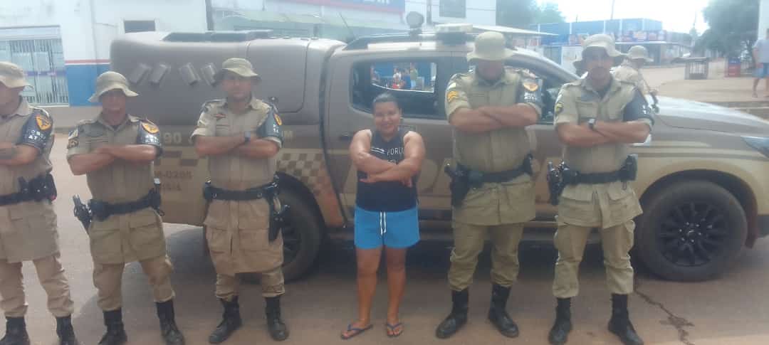 Moradora de Divinópolis do Tocantins posa para foto com policiais que combateram na operação “Canguçu”: “muita emoção”