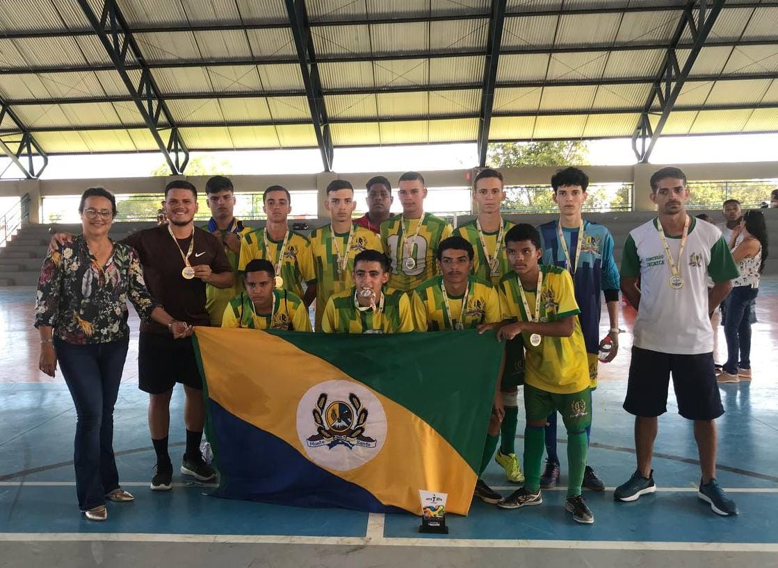 Enfermeira Nezita participa de entrega premiação aos vencedores do Futsal Masculino Sub17 na final do JET’S em Paraíso