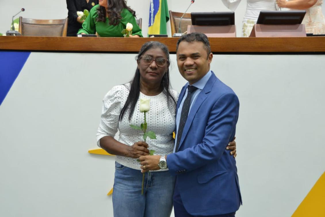 Em sessão solene, Moisemar homenageia enfermeira de Itaguatins