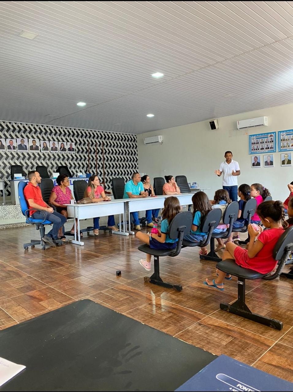 Alunos da Escola Professor José de Ribamar Barbosa, conhecem o Poder Legislativo de Divinópolis do Tocantins