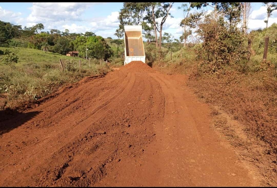 Estrada vicinal da região da Anta Russa, em Divinópolis do Tocantins passa por manutenção corretiva