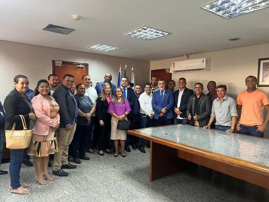 Deputado Gutierres Torquato promove reunião de 60 presidentes de Câmaras Municipais ligados a UVT com o Governador em Exercício Laurez Moreira e com o presidente da Assembleia Amélio Cayres
