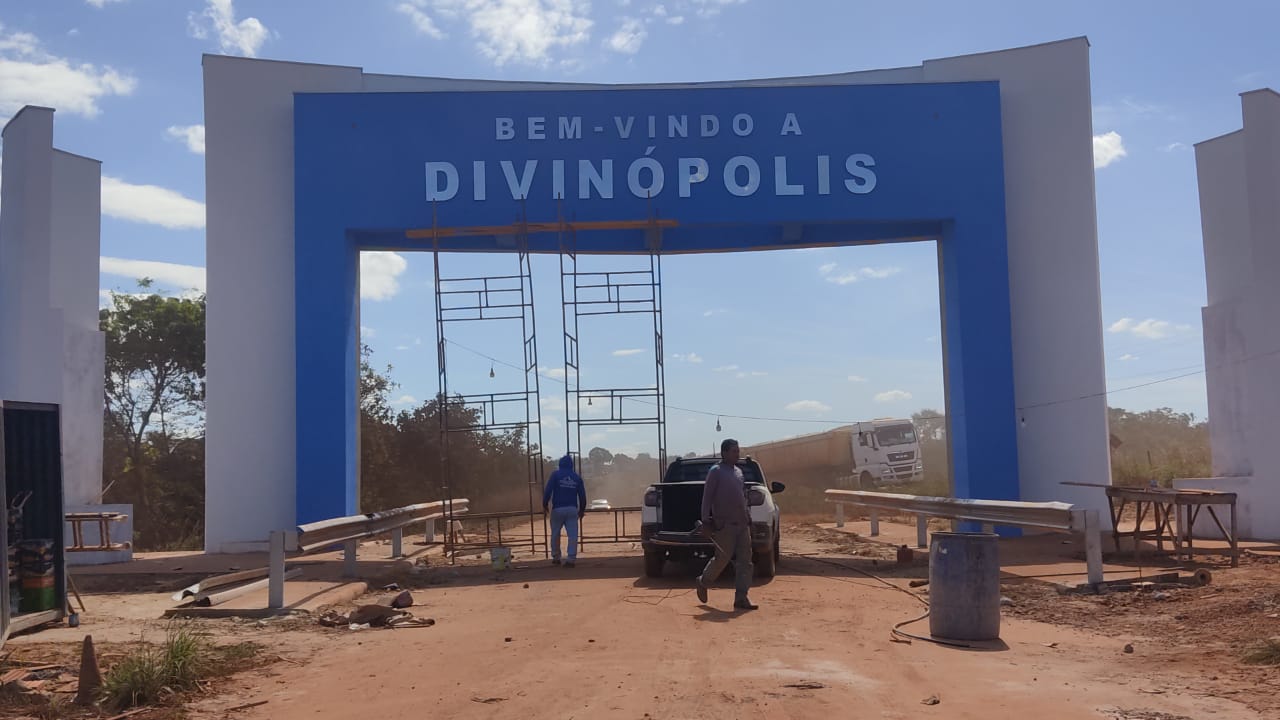 Pórtico da entrada sul de Divinópolis do Tocantins caminha para ser concluído