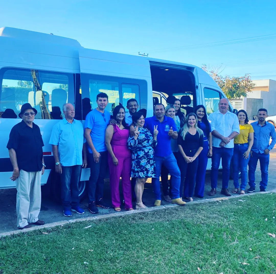 Prefeito, vice-prefeita e vereadores apresentam a comunidade o novo veículo da pasta da Saúde de Divinópolis do Tocantins de emenda de Nilton Franco