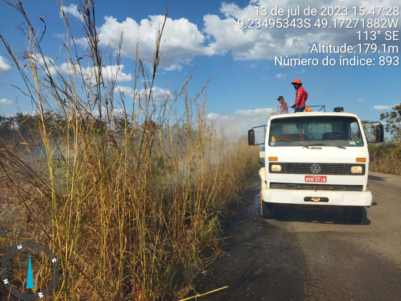 Brigada Ambiental de Dois Irmãos do Tocantins combate incêndio possivelmente criminoso às margens da TO-348