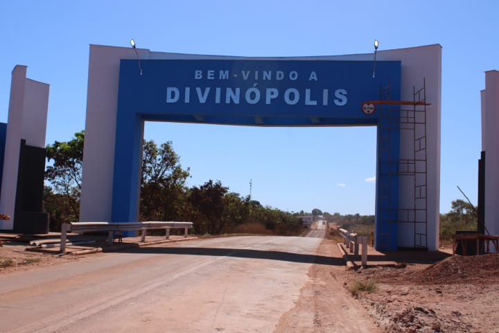 Portal da entrada da cidade de Divinópolis do Tocantins é liberado e veículos já transitam sob a estrutura