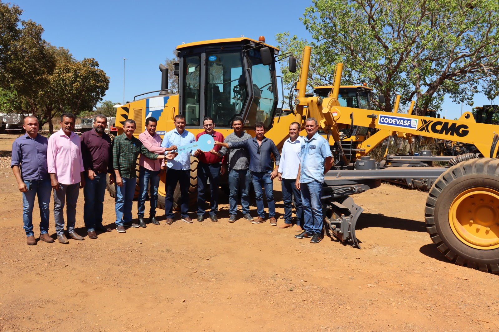 Prefeitura de Marianópolis do Tocantins recebe motoniveladora viabilizada por Carlos Gaguim, via Codevasf