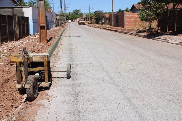 Após pavimentação asfáltica, Rua Paraná em Divinópolis do Tocantins começa receber meio fio