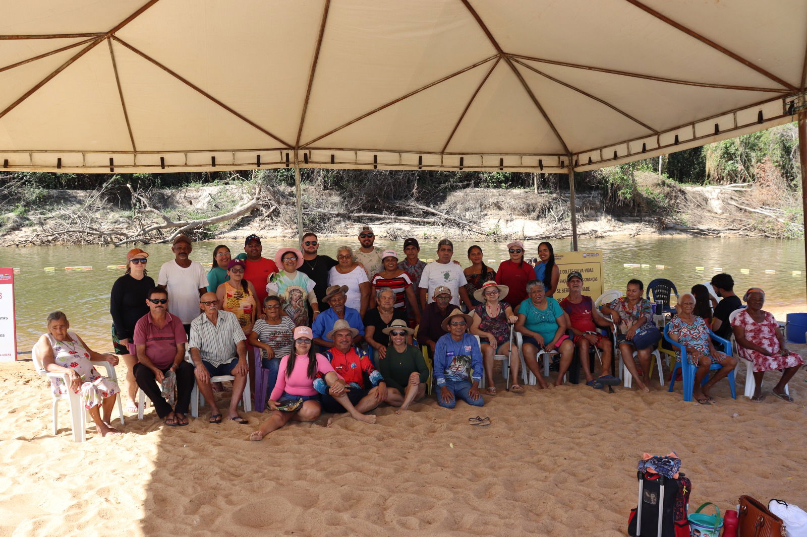 Secretaria de Assistência Social de Marianópolis do Tocantins leva idosos do SCFV a Praia da Manchete