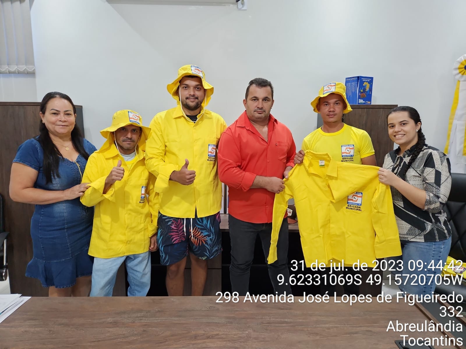 Prefeito Manoel Moura e secretária Suelma Cristina entregam novos uniformes a Brigada Ambiental de Abreulândia