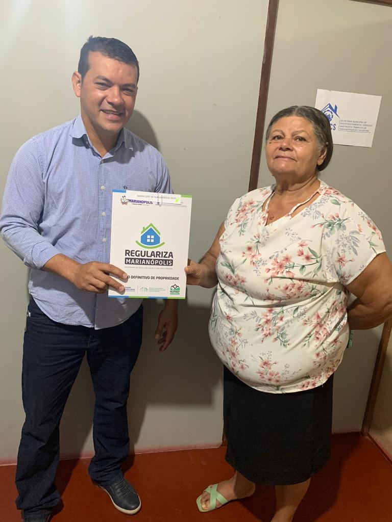 Piagem entrega título de propriedade definitivo para moradora de Marianópolis do Tocantins