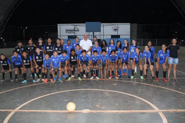 Prefeito e secretário de Esportes de Divinópolis do Tocantins visitam treino de escolinha de falam em apoio ao esporte no município