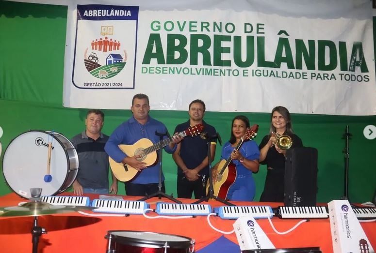 Prefeito Manoel Moura de Abreulândia participa da entrega de instrumentos musicais para a Banda Sinfônica Sem Fronteira