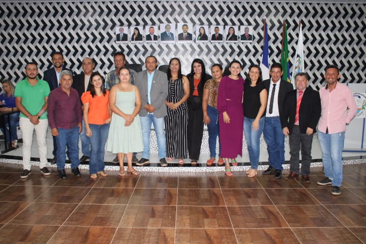 Na sessão do legislativo de Divinópolis tem sugestão de doação de lotes, pedido de mais aproximação do Executivo e reconhecimento de servidora